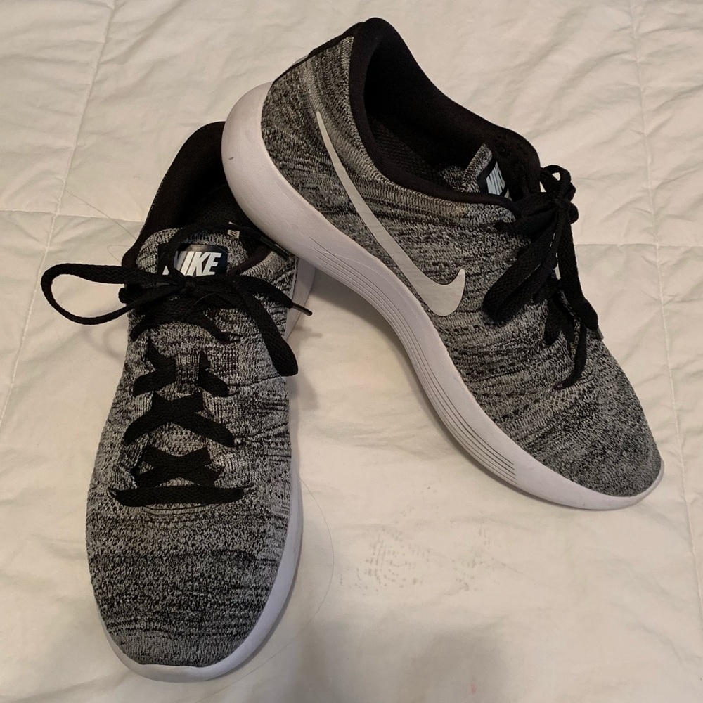 Size 9.5W Nike flyknit lunar in black and white